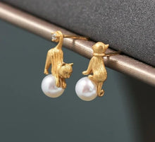 Charger l&#39;image dans la galerie, 18k Gold Plated Sterling Silver &amp; Pearl Cat Stud Earrings-Furbaby Friends Gifts